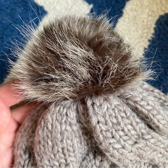 ❄️ H&M GREY WOOL BLEND FAUX FUR POM POM CABLE KNIT WINTER HAT! - Picture 10 of 15